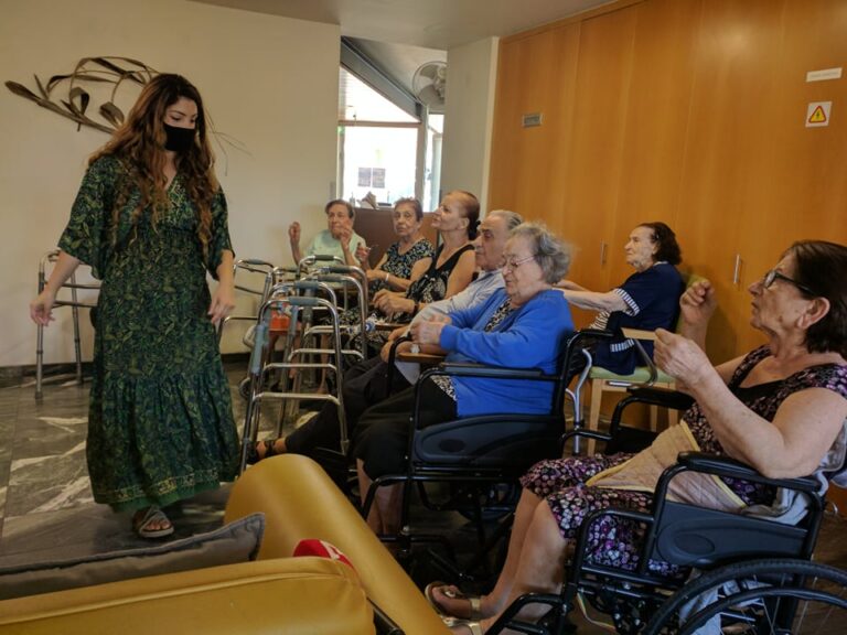 ΒΙΝΤΕΟ: Γέλιο, τραγούδι και διασκέδαση για ηλικιωμένους μέσα από το θέατρο