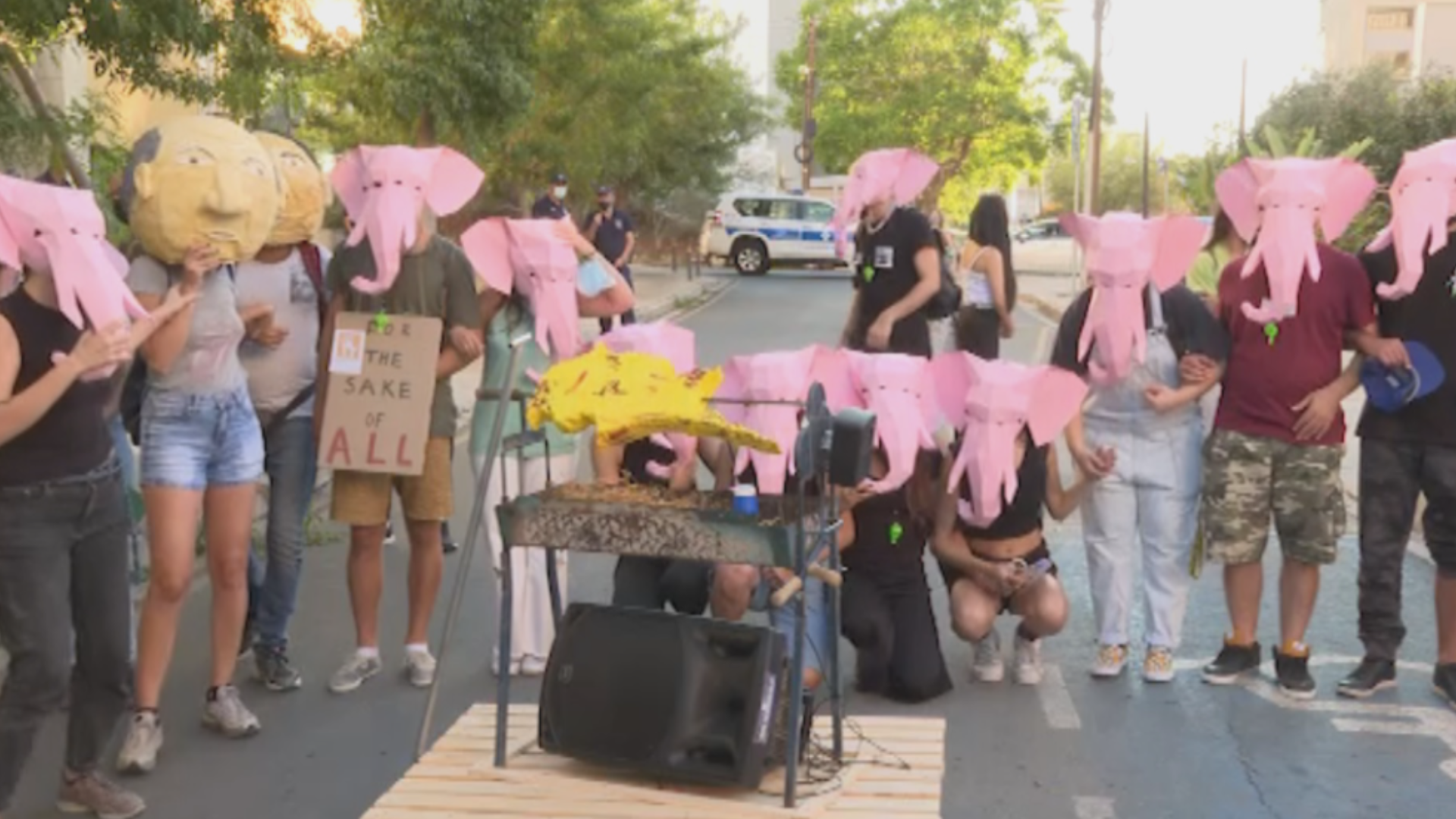 Φορώντας χάρτινα κεφάλια ελέφαντα διαδήλωσαν για την κλιματική αλλαγή (ΒΙΝΤΕΟ)