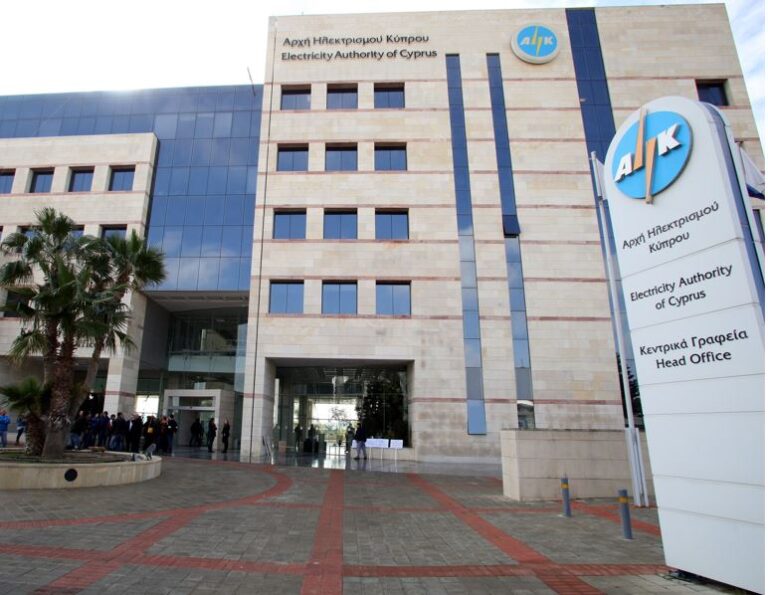 Έρχεται έκπτωση στα τιμολόγια ρεύματος; Η κυβέρνηση θέλει, η ΑΗΚ θα το μελετήσει