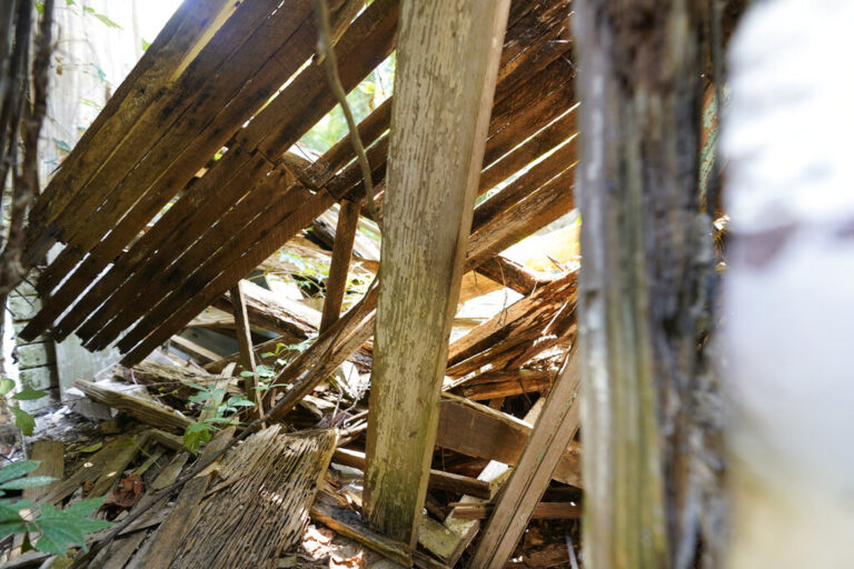 Οδηγίες να επιδιορθωθεί άμεσα το σπίτι του ζεύγους που ζει με βρέφος σε παράγκα