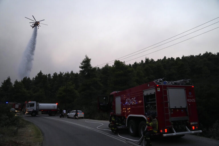 ΦΩΤΟ: Πυρκαγιά σε δύσβατη περιοχή της Πάφου, στη μάχη και εναέρια μέσα