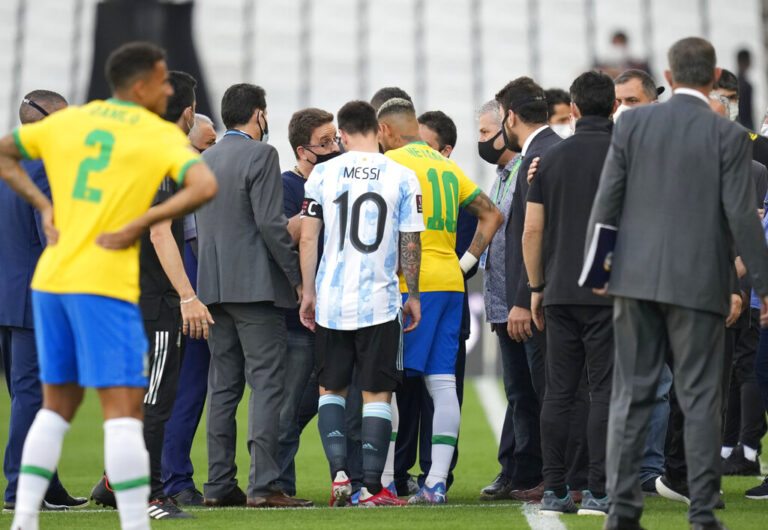 Διακοπή στο 6' του Βραζιλία-Αργεντινή: Εισέβαλε η αστυνομία στο γήπεδο (ΒΙΝΤΕΟ)