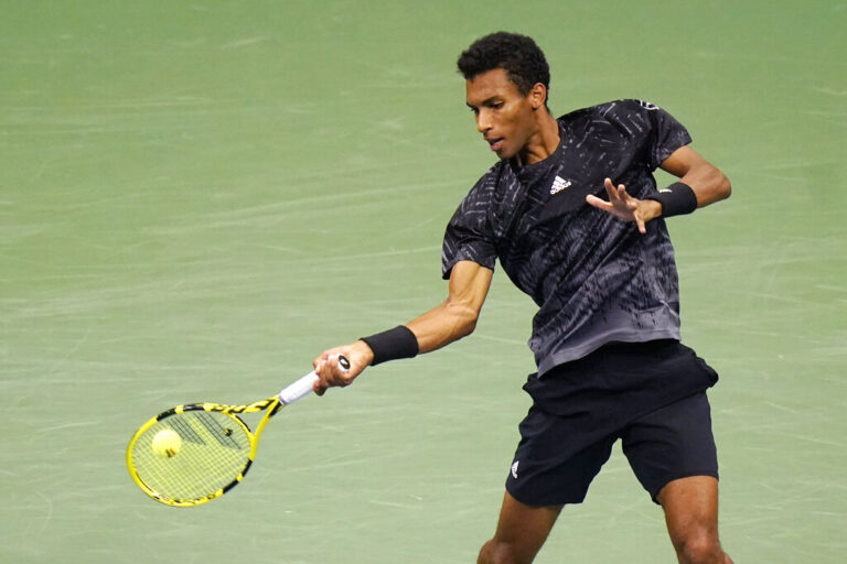 Πρόκριση για Αλιασίμ, αποσύρθηκε λόγω τραυματισμού ο Αλκαράθ