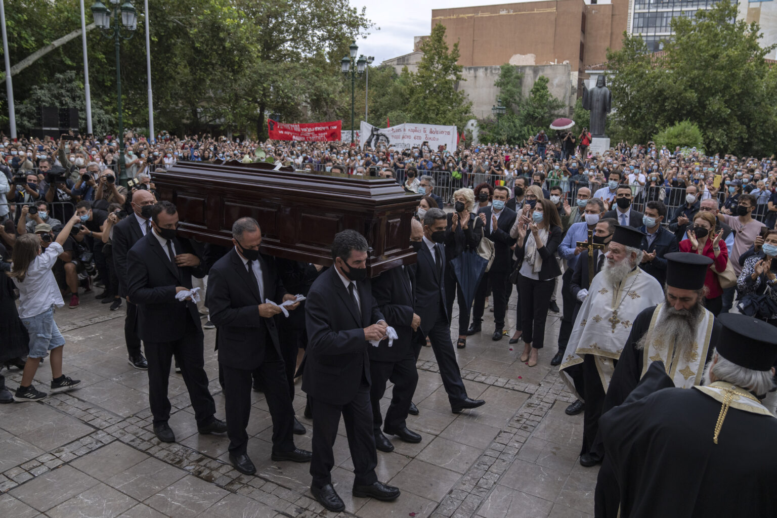 Ο Ελληνισμός αποχαιρετά τον τεράστιο Μίκη Θεοδωράκη…