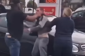 Παίζουν ξύλο για να πάρουν…βενζίνη στη Βρετανία (ΒΙΝΤΕΟ)