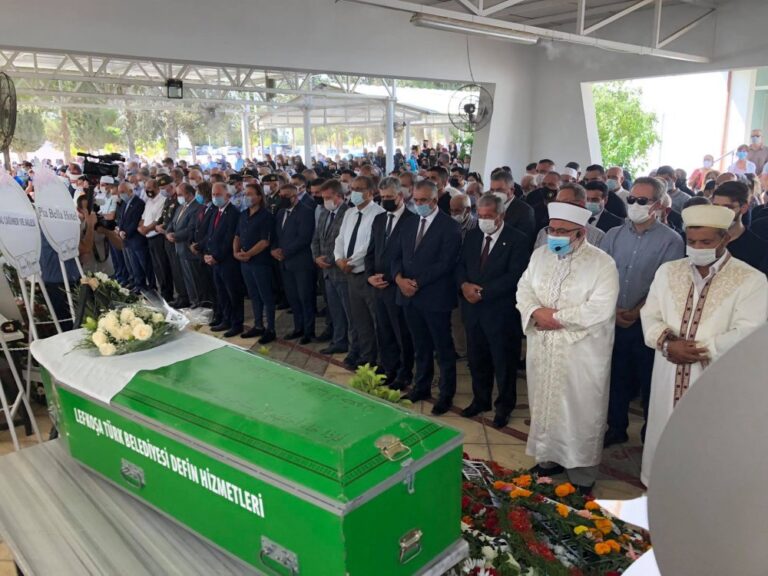 Κηδεύτηκε στην κατεχόμενη Λευκωσία η Αιτέν Ντενίζ, πεθερά του Ερσίν Τατάρ