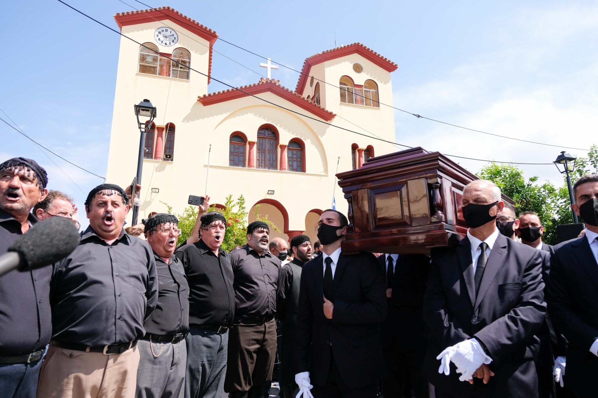 ΒΙΝΤΕΟ: Στην αγκαλιά της κρητικής γης ο Μίκης Θεοδωράκης