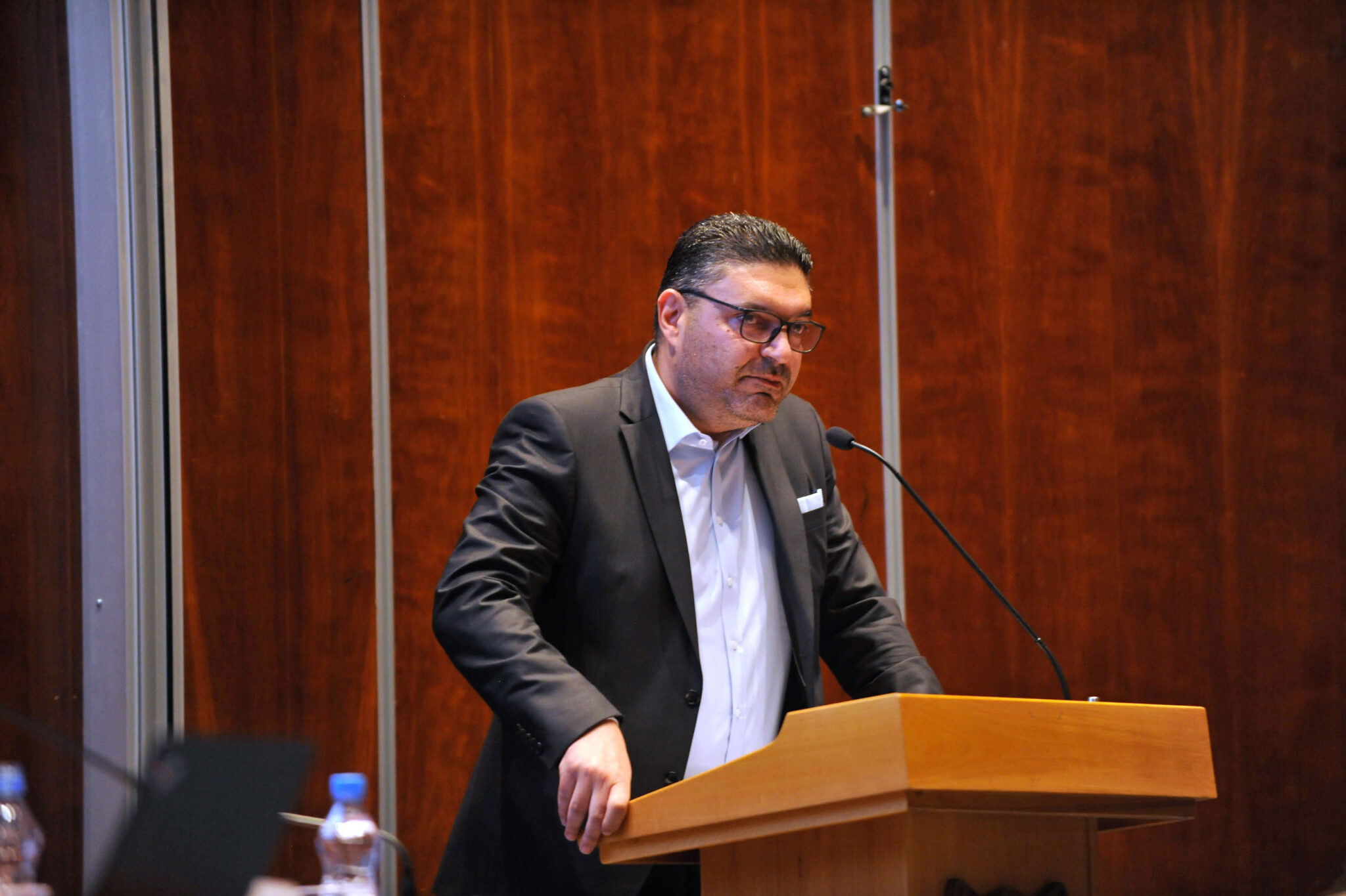 Δροσίζεται με ανεμιστήρα και μαγειρεύει με υγραέριο… ο Υπουργός Οικονομικών