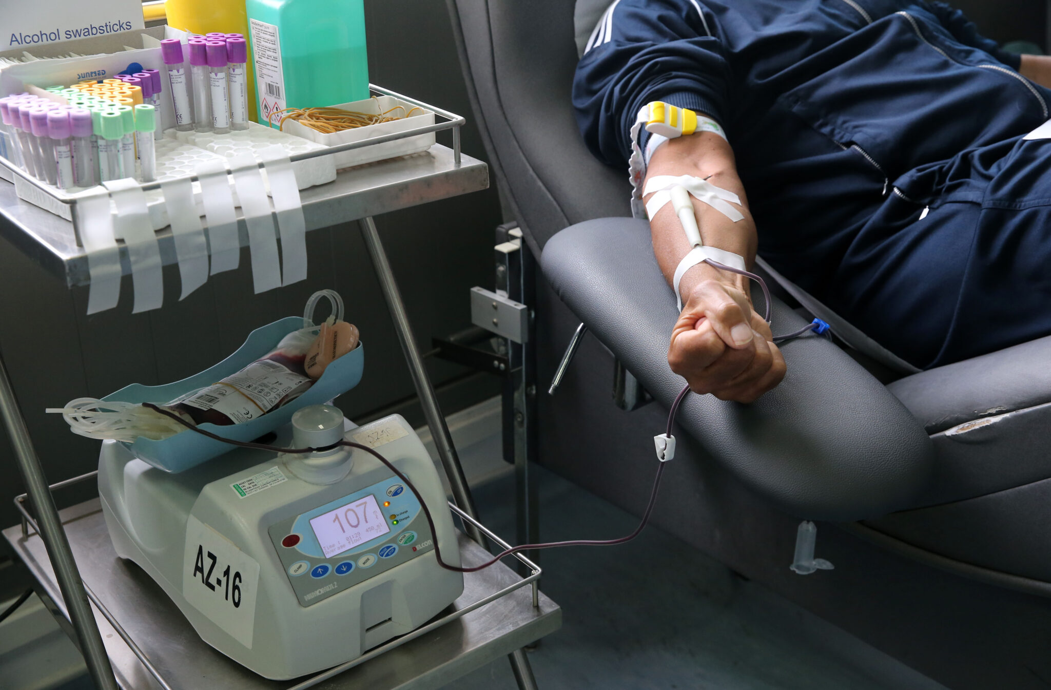 Τηλεφωνούν για να μάθουν έαν μπορούν να μεταγγιστούν από ανεμβολίαστο αιμοδότη