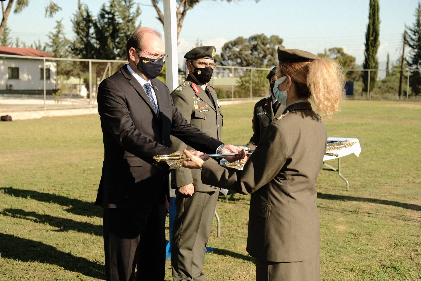 Απένειμε τα ξίφη στους νέους αξιωματικούς της Εθνικής Φρουράς ο Υπουργός Άμυνας