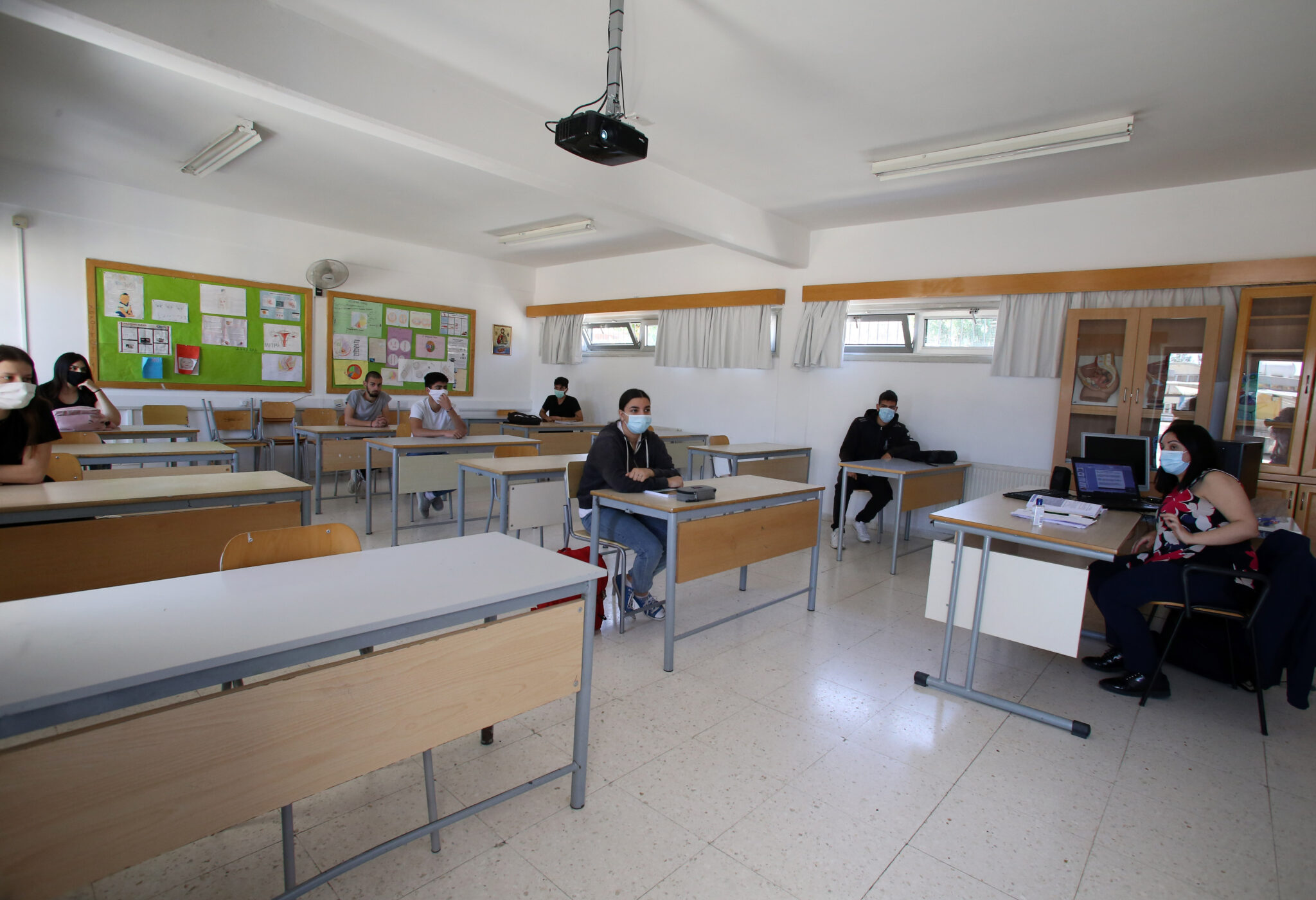 Δεν πρόκειται να μπουν μονά θρανία σε όλες τις τάξεις, ξεκαθαρίζει ο Έλληνας