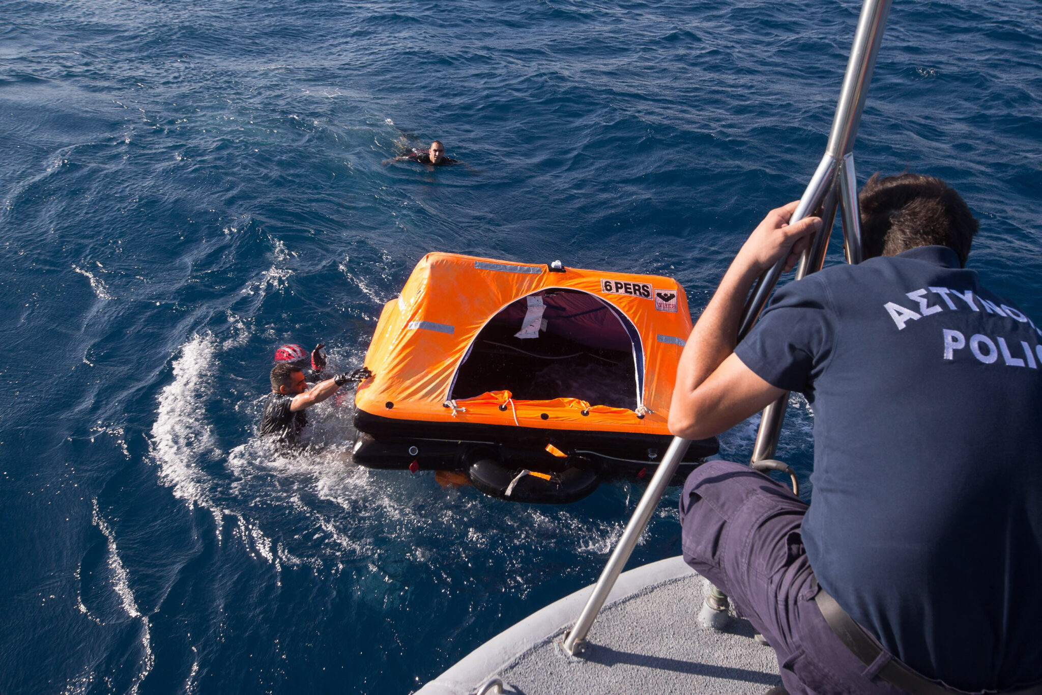 ΒΙΝΤΕΟ: Ο Alpha Κύπρου σε άσκηση της Λιμενικής Αστυνομίας για διάσωση ναυαγού