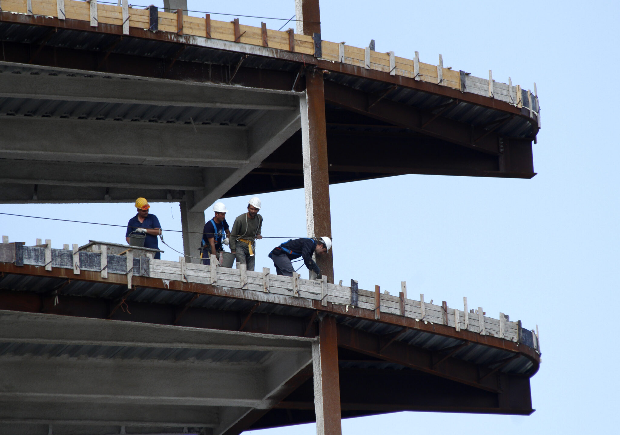 "Άστεγα" τα όνειρα νεαρών ζευγαριών για ένα σπίτι, λόγω πανδημίας και ακρίβειας