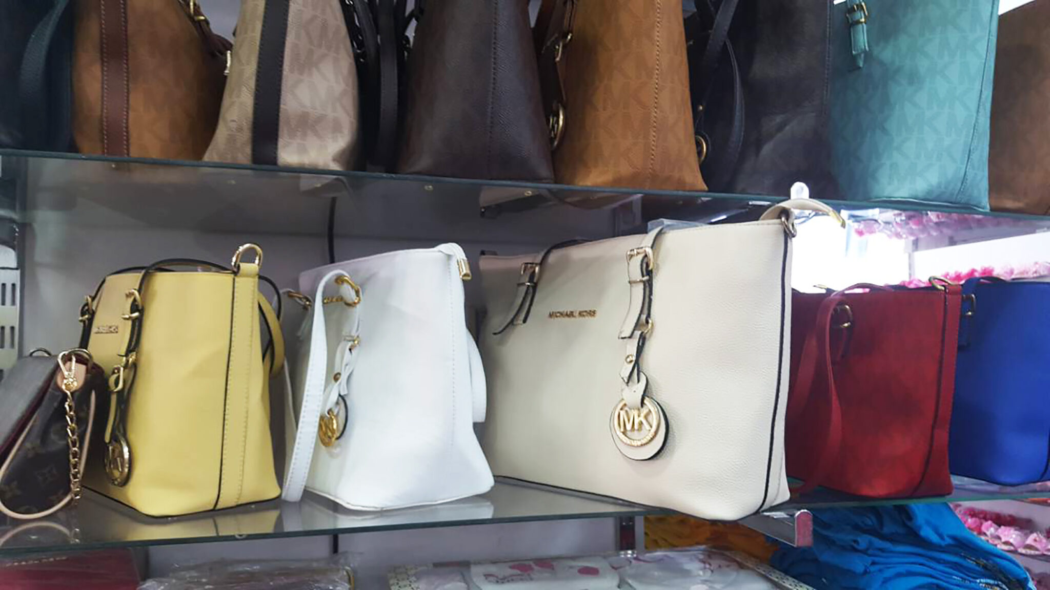 "Μαϊμού" ρούχα, τσάντες και γυαλιά σε καταστήματα σε Πρωταρά και Αγία Νάπα