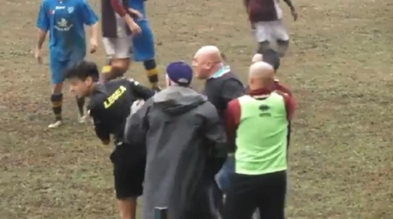 Προπονητής έριξε μπουνιά στον διαιτητή γιατί τον απέβαλε (BINTEO)