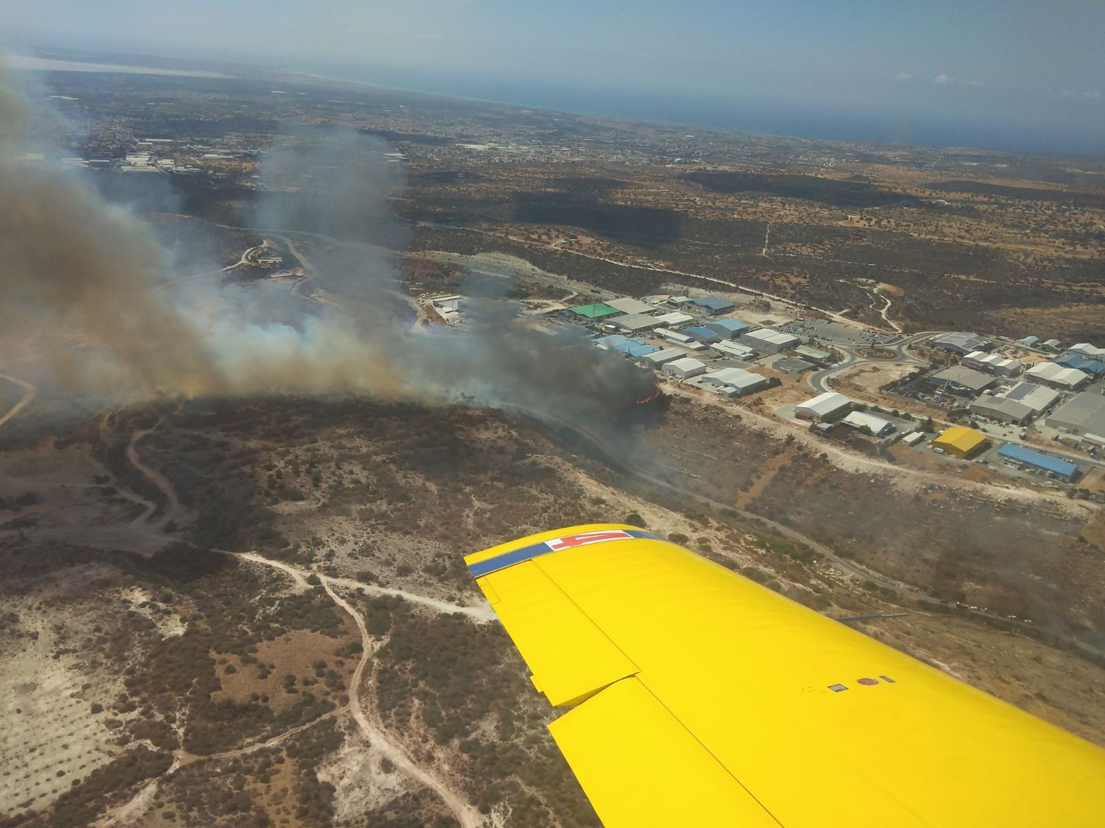 "Μάχη" από ξηράς και αέρος με τις φλόγες στην επαρχία Πάφου