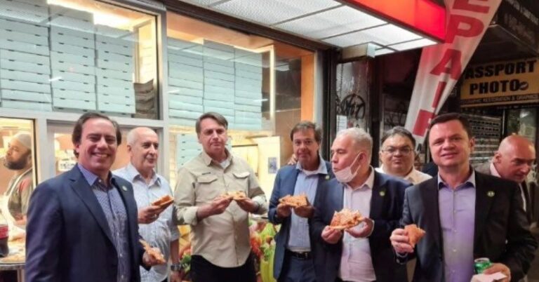 ΦΩΤΟ: Πίτσα στο πεζοδρόμιο του Μανχάταν για τον ανεμβολίαστο Βραζιλιάνο πρόεδρο