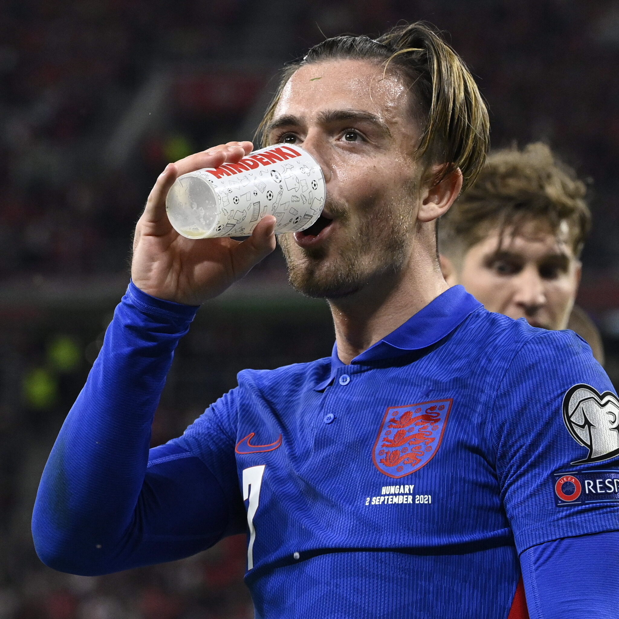 Επικός Γκρίλις: Ήπιε μπύρα από ποτήρι που πέταξαν οι Ούγγροι στον Στέρλινγκ