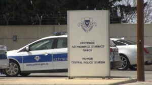 Επίθεση από τρία άτομα κατήγγειλε ότι δέχθηκε μέλος της ΕΔΕΚ