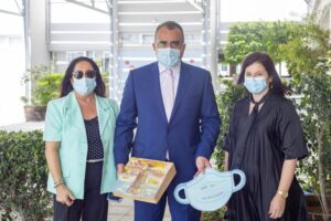 ΦΩΤΟ: «Όλοι μαζί μπορούμε» είπαν στον Υπουργό Υγείας μαθητές στη Λεμεσό