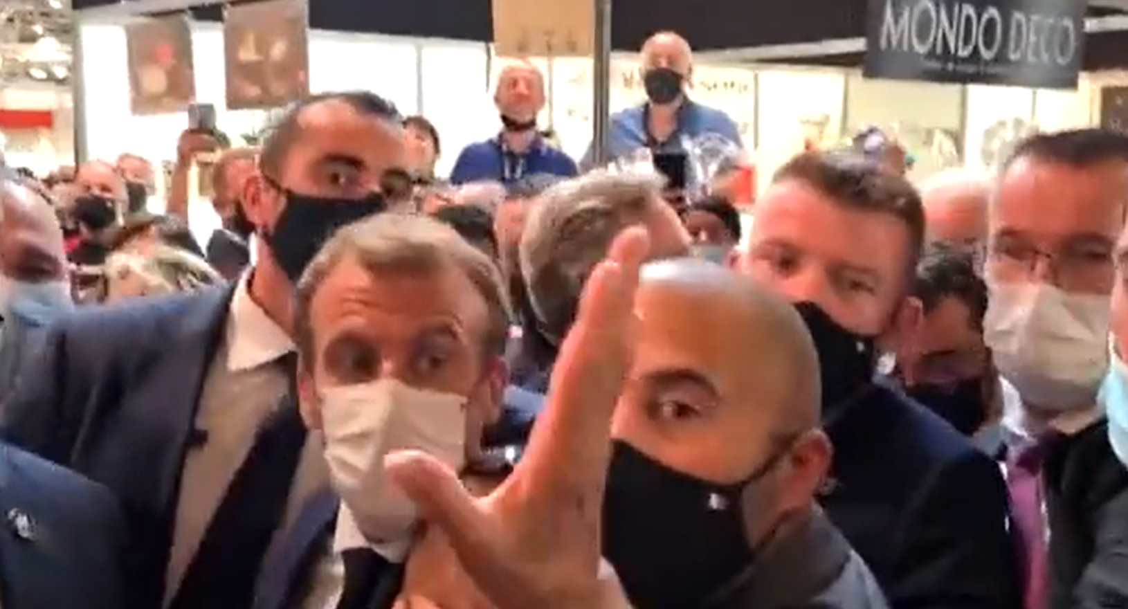 Πέταξε αυγό στον πρόεδρο της Γαλλίας και συνελήφθη (BINTEO)