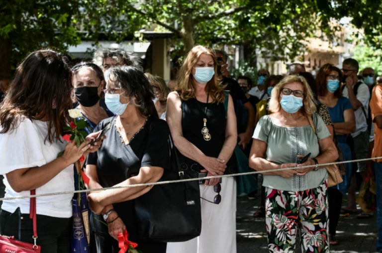 Πλήθος κόσμου για το λαϊκό προσκύνημα στη σορό του Μίκη Θεοδωράκη (ΒΙΝΤΕΟ)