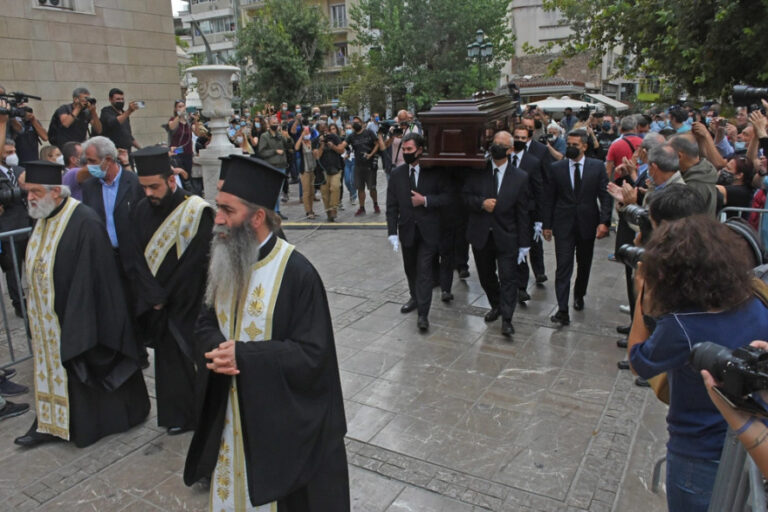 LIVE: Ο Ελληνισμός υποκλίνεται και αποχαιρετά τον μεγάλο Μίκη Θεοδωράκη