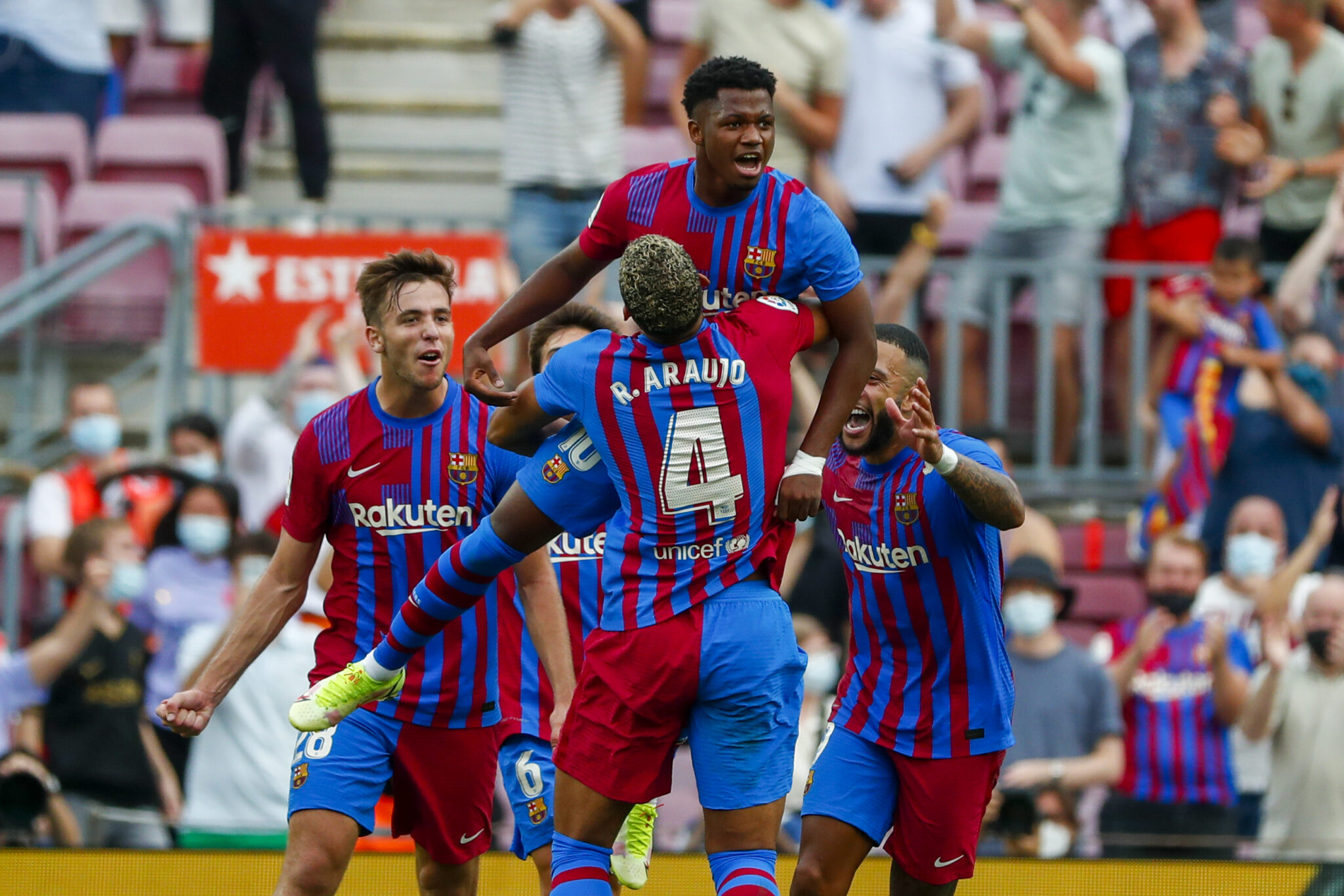 Έλειπε ο Κούμαν, τριάρα η Μπαρσελόνα σε ιστορική αναμέτρηση