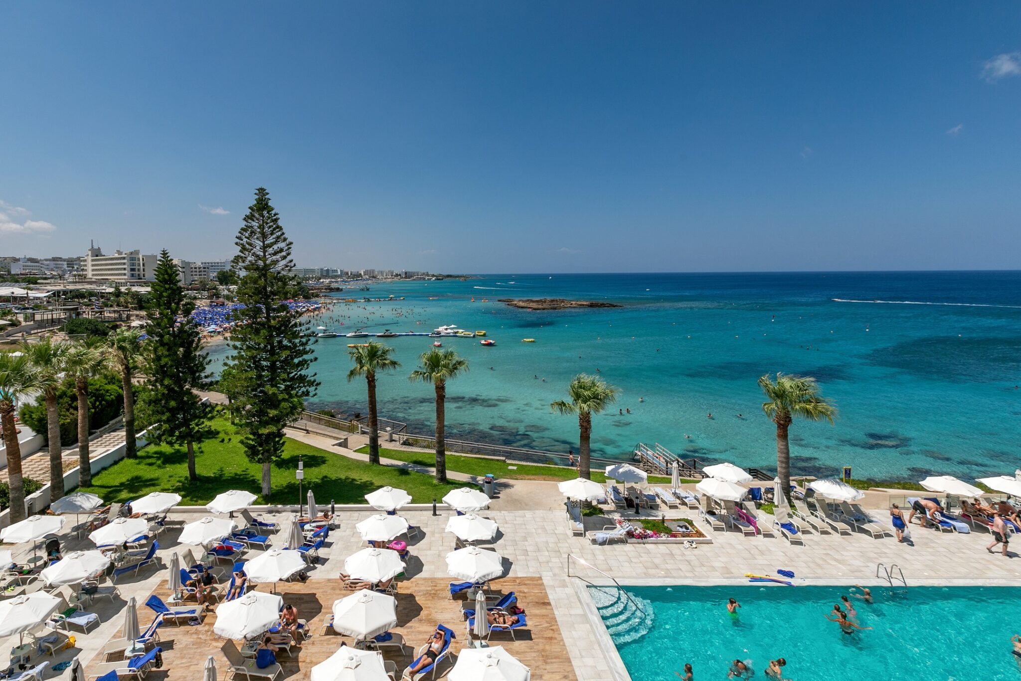 Το καλοκαίρι συνεχίζεται στα Louis Hotels