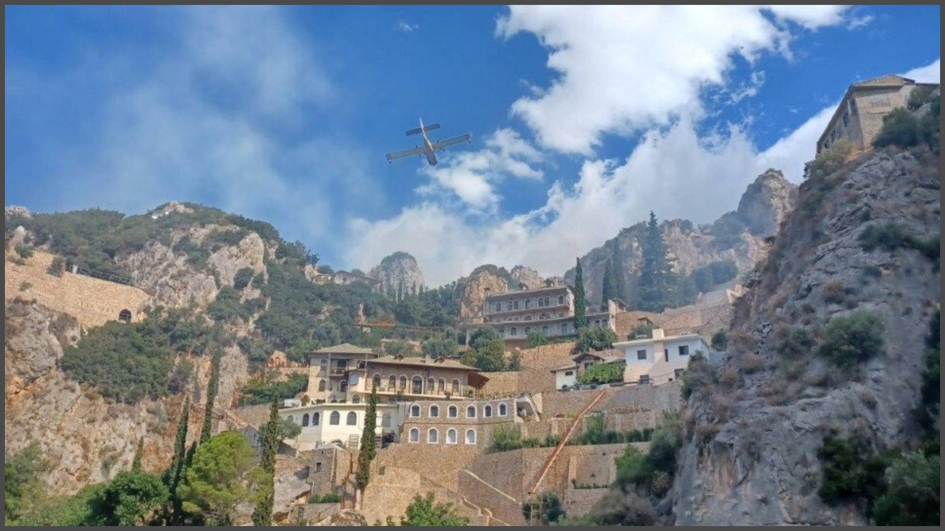 ΦΩΤΟ: Στις φλόγες η σκήτη της Αγίας Άννας στο Άγιο Όρος