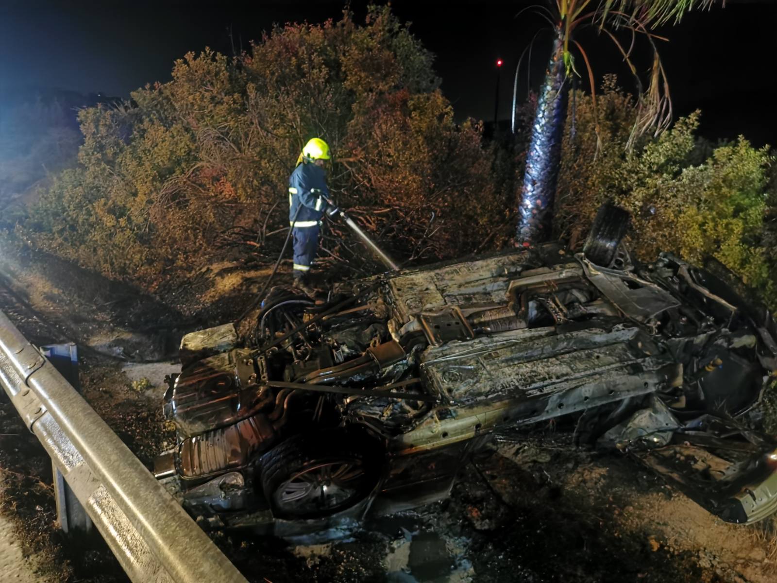 ΦΩΤΟ: Όχημα ανετράπη στον αυτοκινητόδρομο και τυλίχθηκε στις φλόγες