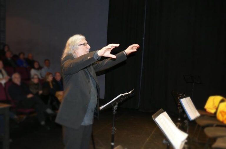 Μια συναυλία αφιερωμένη στην μουσική αναδρομή του Νίκου Βήχα!