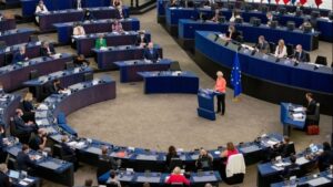 Η Ούρσουλα φον ντερ Λάιεν προειδοποιεί για μια «πανδημία των ανεμβολίαστων»