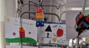 Αντίκρισε τις ζωγραφιές συμμαθητών του ο 6χρονος Φώτης όταν ξύπνησε από το κώμα