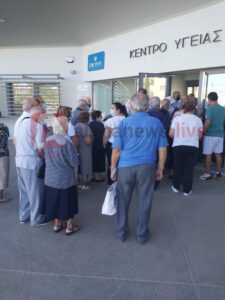 300 εμβολιασμοί σε 90 λεπτά: Κλήθηκαν ενισχύσεις σε walk-in της Λευκωσίας (VID)