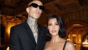 Kourtney Kardashian:Τα χείλη της έγιναν…τατουάζ στο χέρι του Travis Barker(ΦΩΤΟ)