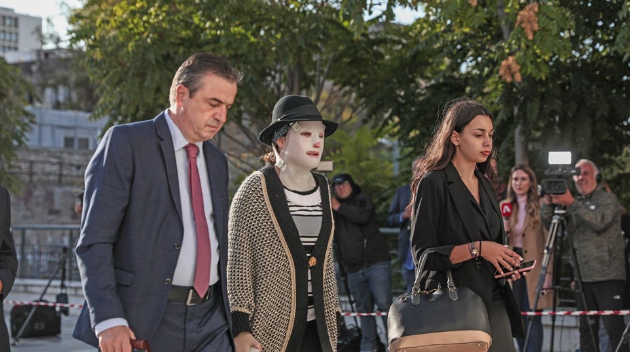 Συγκλόνισε ο ψυχίατρος της Ιωάννας: Έχει καλύψει τον καθρέφτη στο σπίτι της