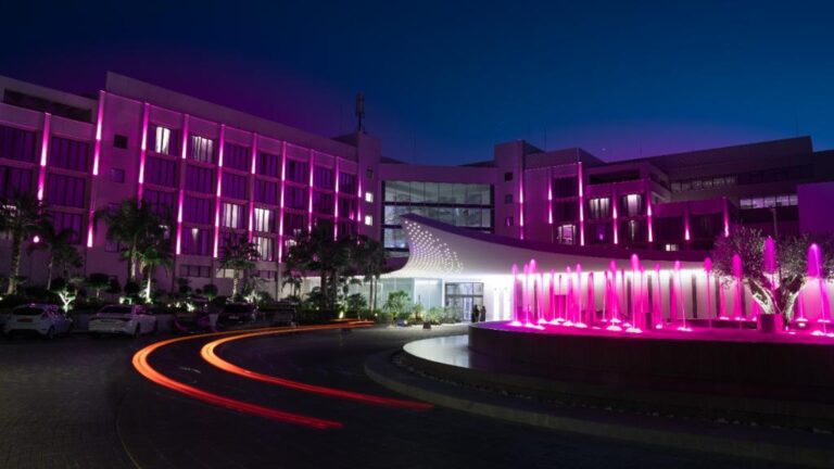 To PARKLANE A LUXURY COLLECTION RESORT & SPA, LIMASSOL φωτίζεται στα ρόζ