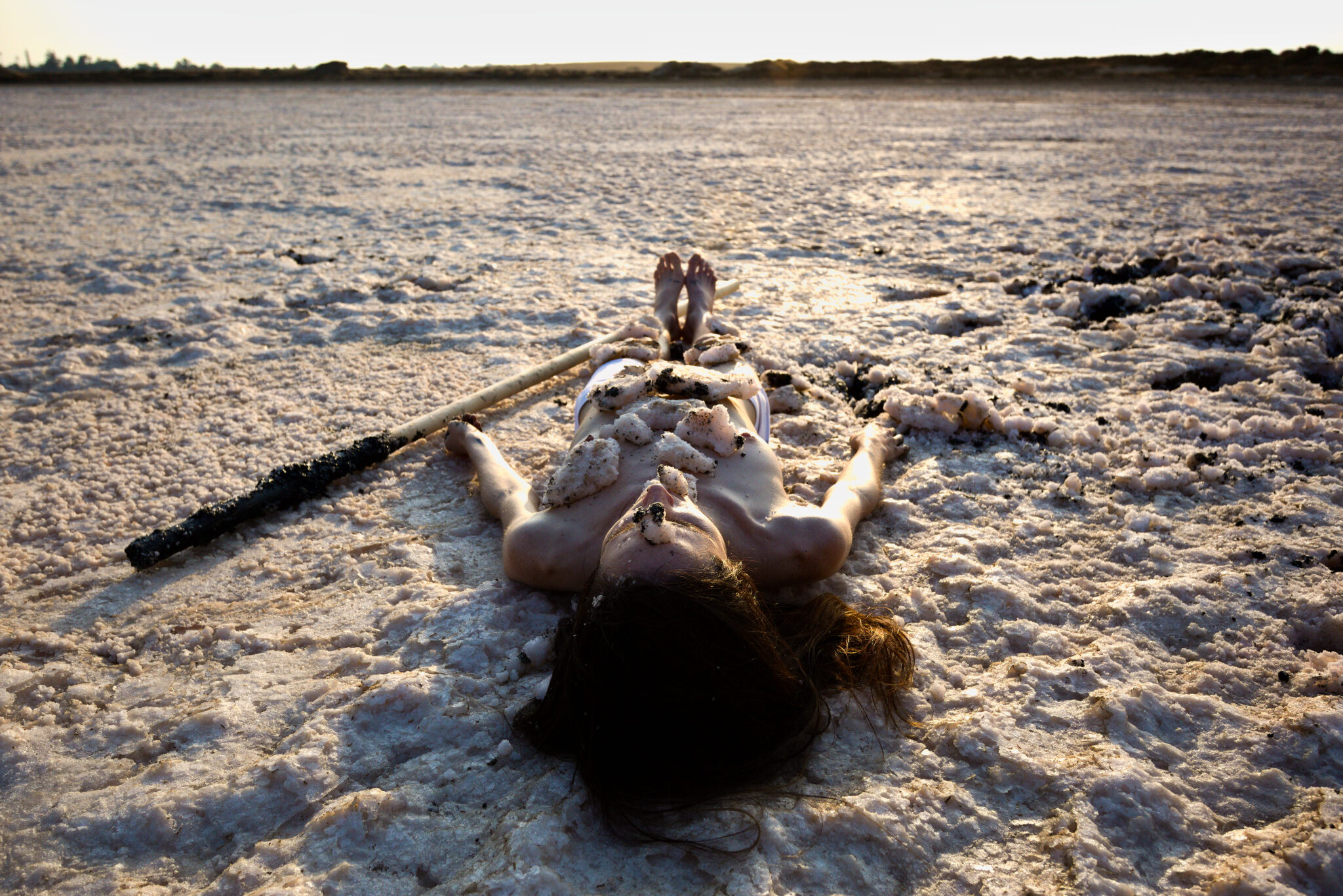 Μπήκε γυμνή στην Αλυκή Λάρνακας για να "ενωθεί" με τη γη του παππού της (ΒΙΝΤΕΟ)