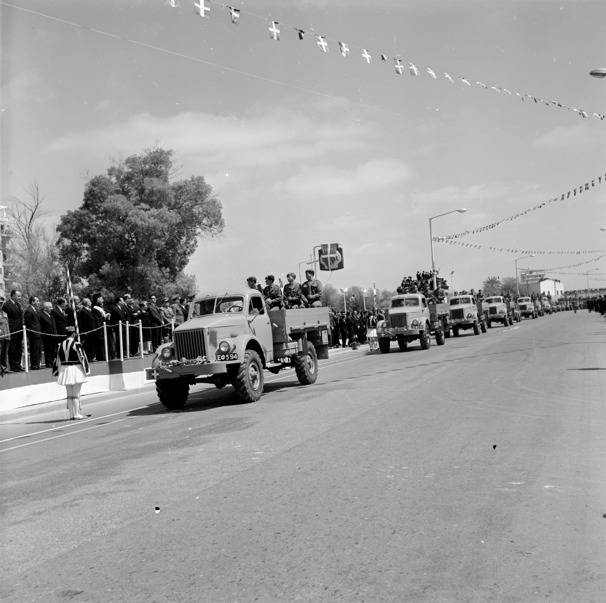 Ιστορικά ντοκουμέντα: Η πρώτη στρατιωτική παρέλαση στην Κύπρο (ΦΩΤΟ)