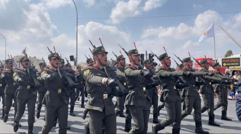 Ρίγη συγκίνησης: Η στιγμή που παρελαύνουν και τραγουδούν για την Αμμόχωστο (VID)