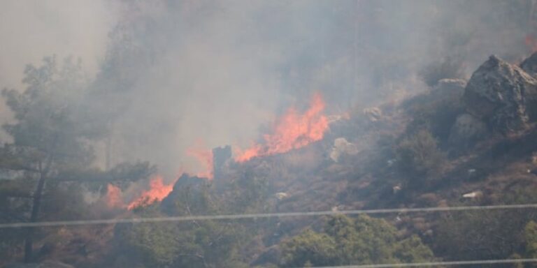 Σε εξέλιξη φωτιά στην κατεχόμενη Αλεύγα, έρχεται ελικόπτερο από την Τουρκία