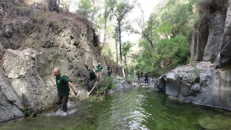 ΦΩΤΟ: Περπάτησαν οκτώ ώρες για να διασχίσουν τις όχθες του "Ρούδια"