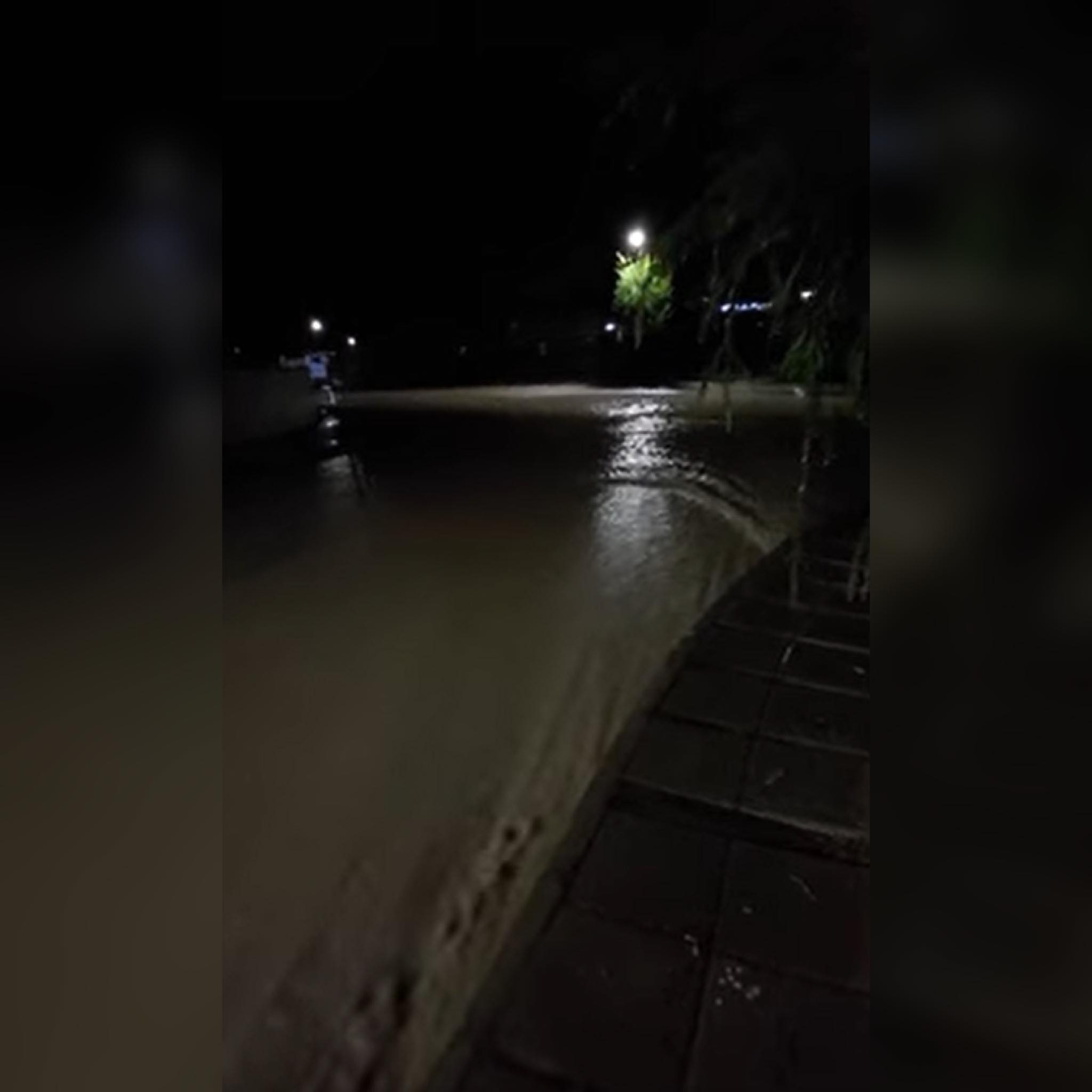 ΒΙΝΤΕΟ: Η στιγμή που ορμητικός χείμαρρος ''σαρώνει'' τη περιοχή των Λυμπιών