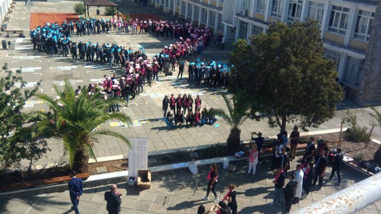 "Ελπίδα και δύναμη": Έστειλαν ηχηρό μήνυμα σχηματίζοντας ανθρώπινη "κορδέλα"