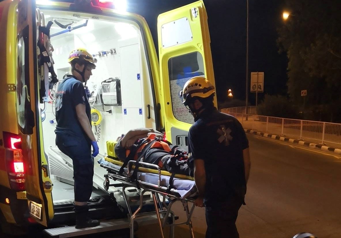 Σφοδρή σύγκρουση φορτηγού με όχημα, στο νοσοκομείο 73χρονος