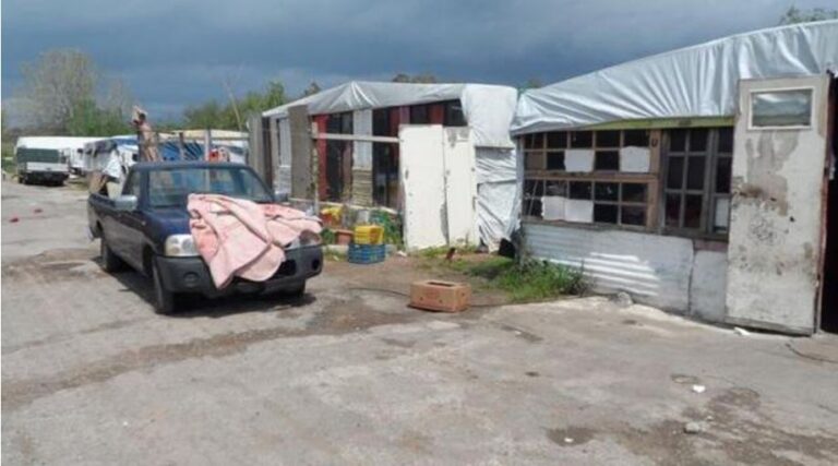 Φρίκη στο Βόλο: Κρατούσαν αλυσοδεμένο τον 55χρονο γιο τους στην αυλή του σπιτιού