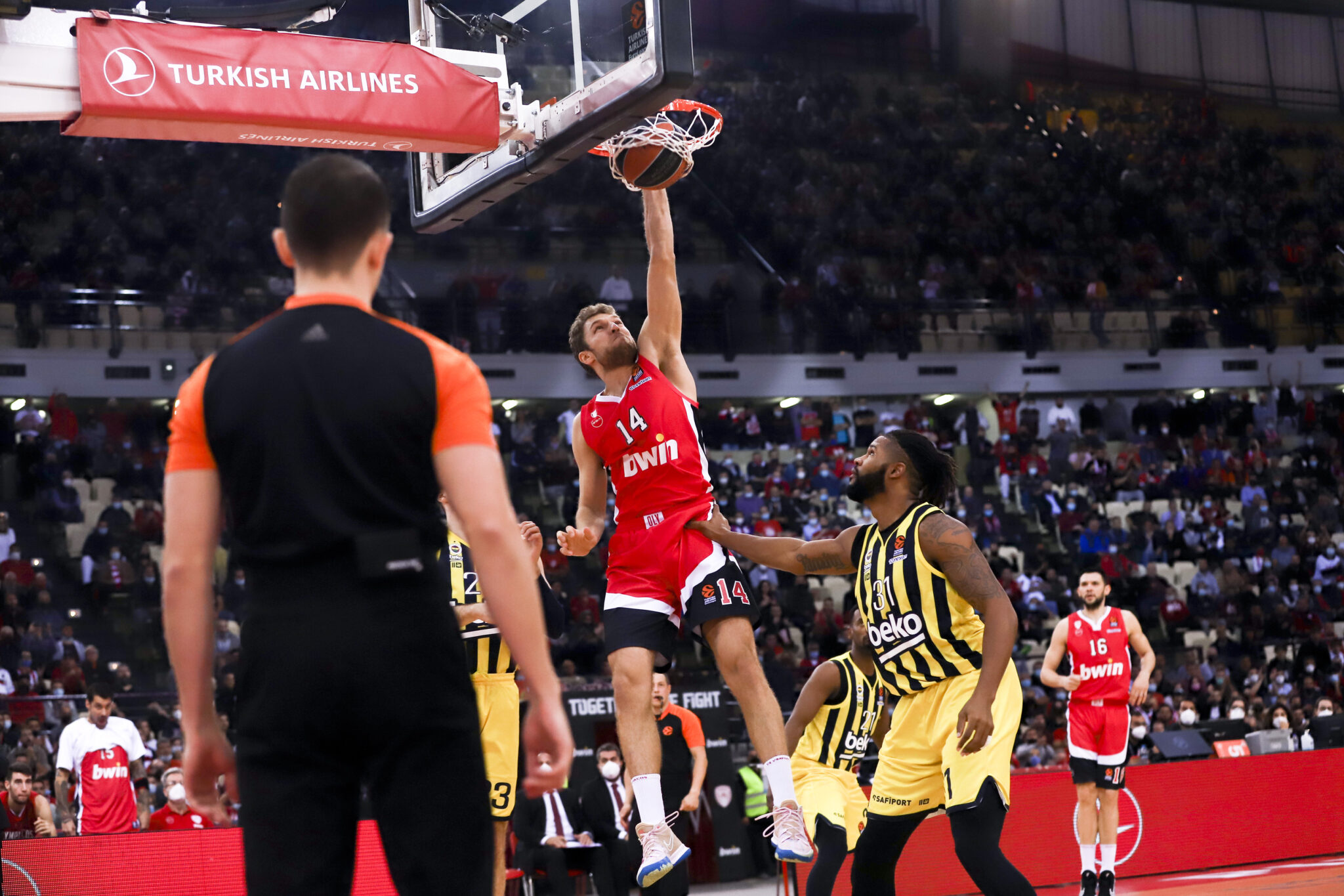 «Γονάτισε» τη Φενέρ με την… εξιλέωση του Σλούκα ο Ολυμπιακός