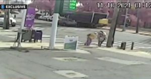 Σοκαριστικές εικόνες από την απόπειρα αρπαγής παιδιού κατέγραψε κάμερα (ΒΙΝΤΕΟ)