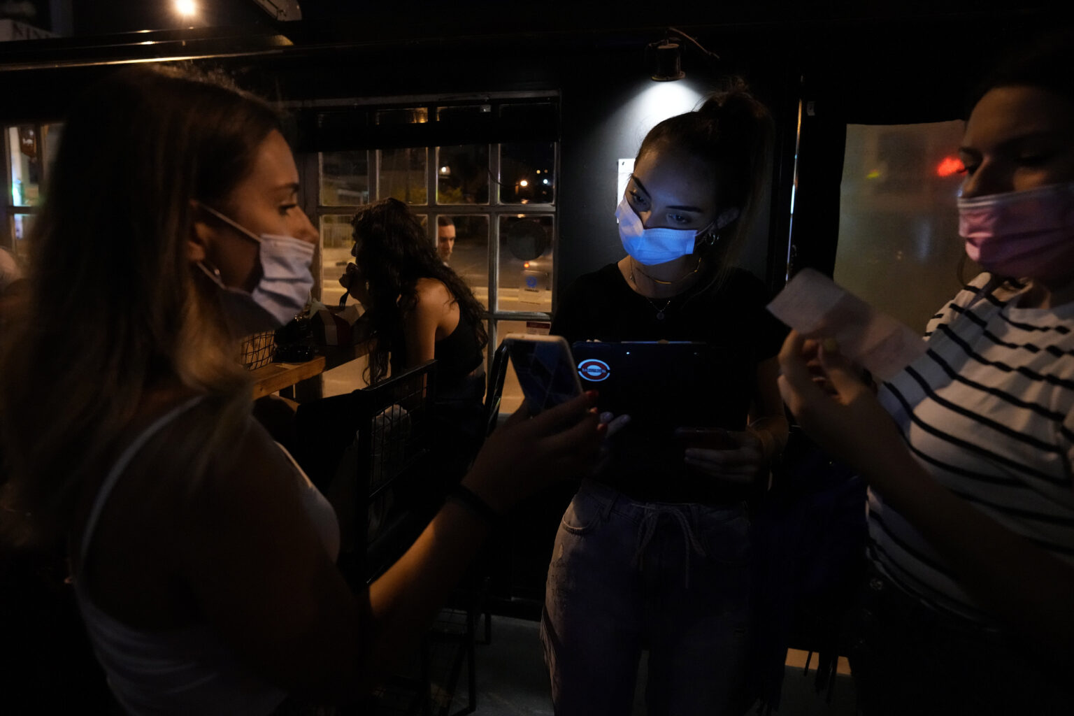 Έλεγχοι για safepass και μάσκες: Εξώδικα σε ακόμη τέσσερις επιχειρηματίες